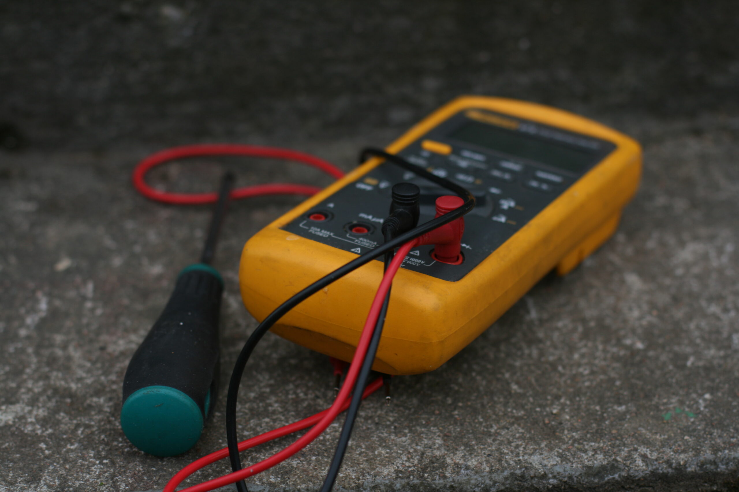 En multimeter och en skruvmejsel